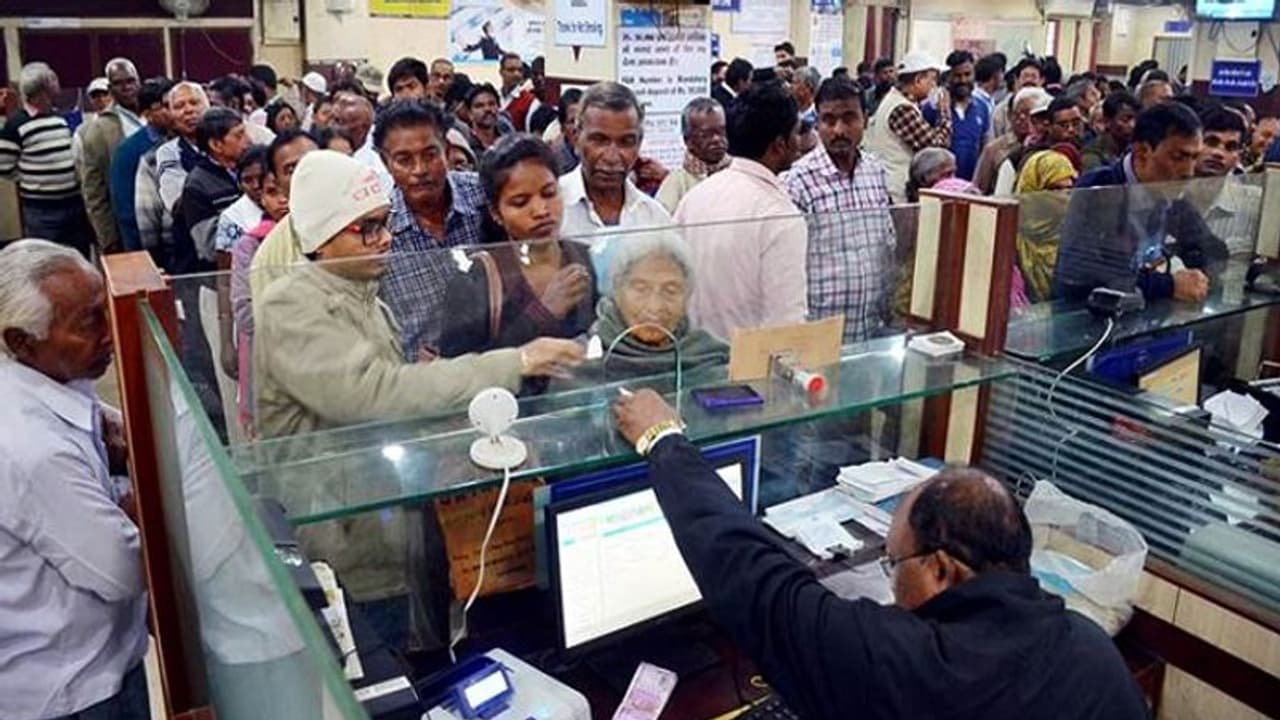 బ్యాంక్ కస్టమర్లపై మళ్ళీ చార్జీల మోత..జూలై 1 నుంచి కొత్త రూల్స్..! బ్యాంక్ కస్టమర్లపై మళ్ళీ చార్జీల మోత..జూలై 1 నుంచి కొత్త రూల్స్..!