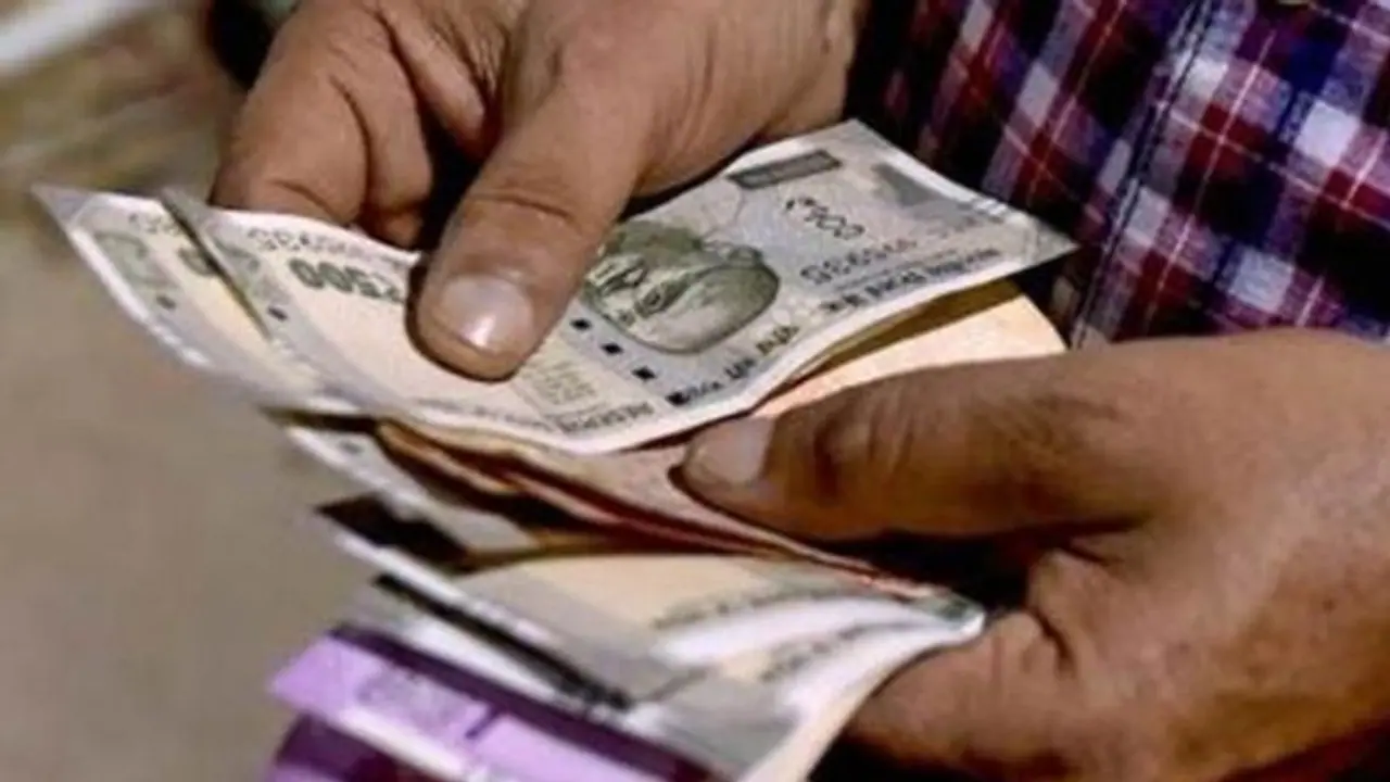 లంచం తీసుకొంటూ నలుగురు ఎఫ్సీఐ ఉద్యోగుల అరెస్ట్: ఒకరి ఇంట్లో రూ. 3 కోట్లు సీజ్ చేసిన సీబీఐ లంచం తీసుకొంటూ నలుగురు ఎఫ్సీఐ ఉద్యోగుల అరెస్ట్: ఒకరి ఇంట్లో రూ. 3 కోట్లు సీజ్ చేసిన సీబీఐ