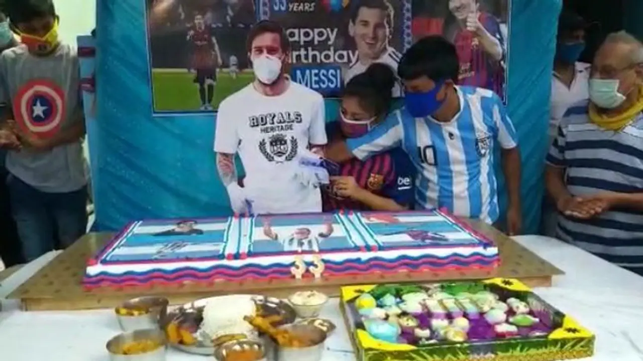 ৩৩ পাউন্ডের কেক,৩৩ রকমের মিষ্টি সমাহারে 'মেসি মহলে' পালিত হল এলএমটেনের জন্মদিন ৩৩ পাউন্ডের কেক,৩৩ রকমের মিষ্টি সমাহারে 'মেসি মহলে' পালিত হল এলএমটেনের জন্মদিন