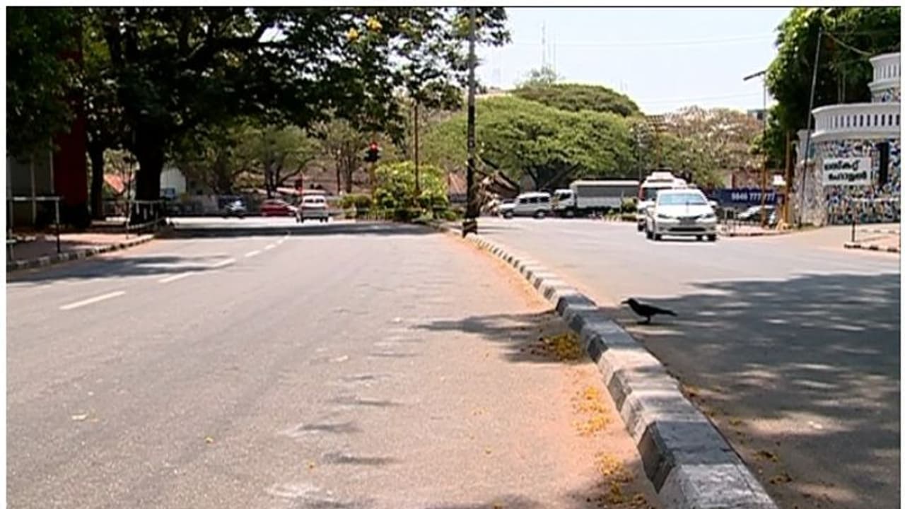 തിരുവനന്തപുരം നഗരത്തിൽ ഇന്നുമുതല് കർശന നിയന്ത്രണങ്ങൾ; ചാല, പാളയം മാർക്കറ്റിൽ പകുതി കടകള് മാത്രം തിരുവനന്തപുരം നഗരത്തിൽ ഇന്നുമുതല് കർശന നിയന്ത്രണങ്ങൾ; ചാല, പാളയം മാർക്കറ്റിൽ പകുതി കടകള് മാത്രം