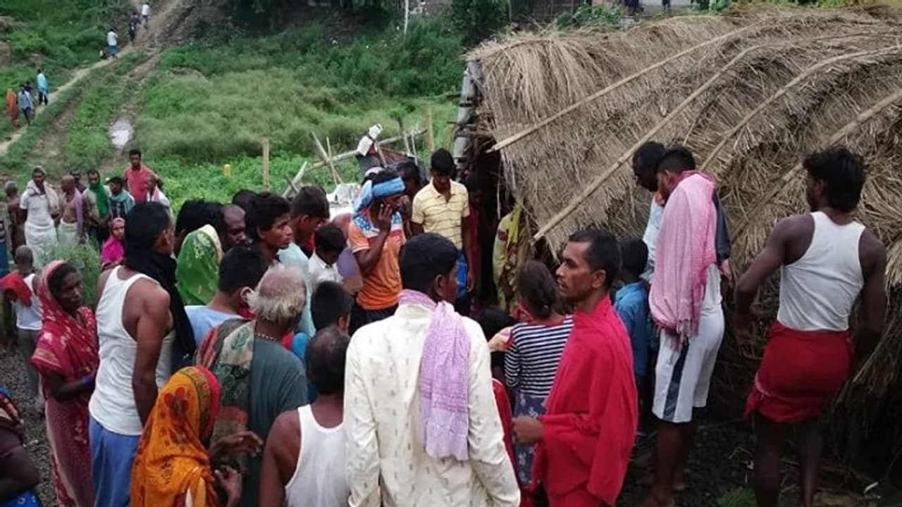 झोपड़ी में जा घुसा ट्रक, चक्के के नीचे दब गए सो रहे तीन भाई बहन, क्रेन की मदद से निकाला गया सभी का शव झोपड़ी में जा घुसा ट्रक, चक्के के नीचे दब गए सो रहे तीन भाई बहन, क्रेन की मदद से निकाला गया सभी का शव