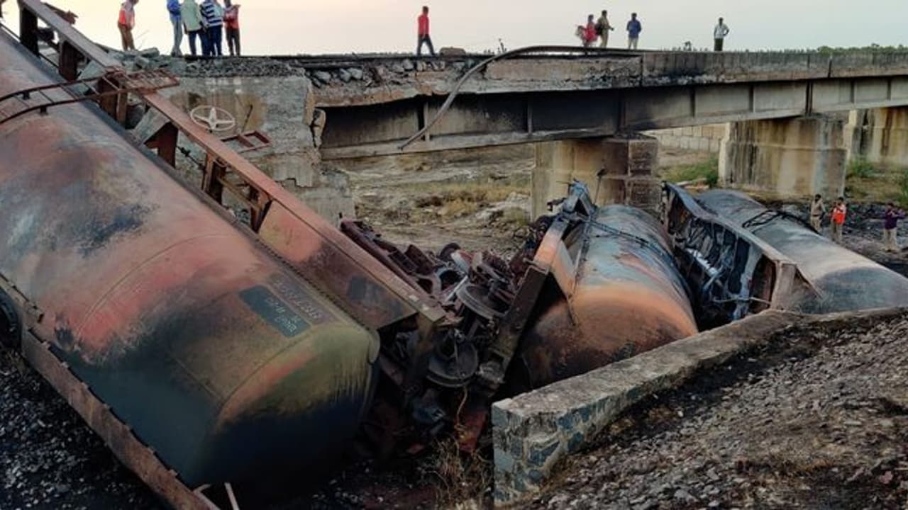 ఏపీలో పట్టాలు తప్పిన గూడ్స్ రైలు: వంతెనపై నుంచి పడిన ట్యాంకర్ బోగీలు