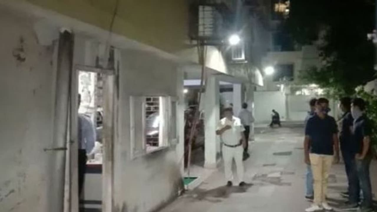 ফুলবাগান হত্যাকাণ্ডের তদন্তে খুলল বড়সড় জট, অমিতের রিভলবার রহস্য ফাঁস করল পুলিশ ফুলবাগান হত্যাকাণ্ডের তদন্তে খুলল বড়সড় জট, অমিতের রিভলবার রহস্য ফাঁস করল পুলিশ