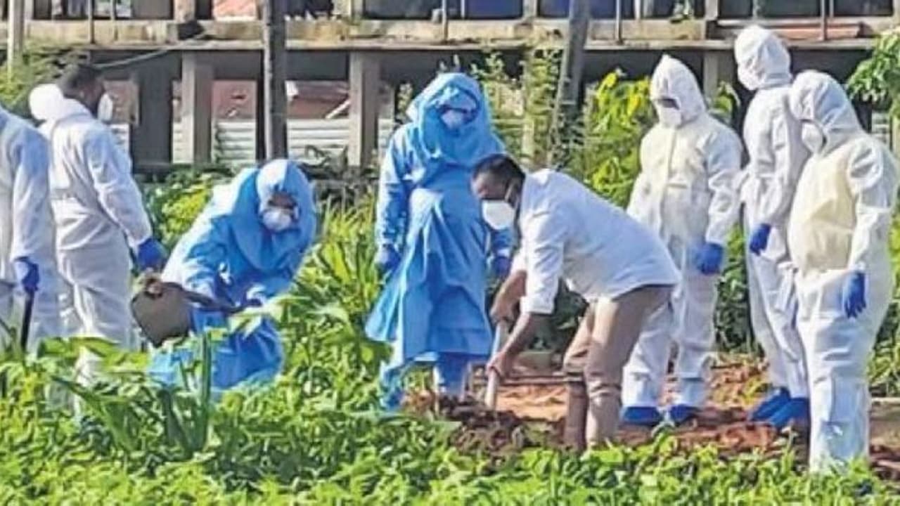 പിപിഇ കിറ്റ് പോലും ധരിച്ചില്ല; കൊവിഡ് ബാധിച്ച് മരിച്ചയാളുടെ സംസ്കാര ചടങ്ങില് പങ്കെടുത്ത് കര്ണാടക എംഎല്എ പിപിഇ കിറ്റ് പോലും ധരിച്ചില്ല; കൊവിഡ് ബാധിച്ച് മരിച്ചയാളുടെ സംസ്കാര ചടങ്ങില് പങ്കെടുത്ത് കര്ണാടക എംഎല്എ