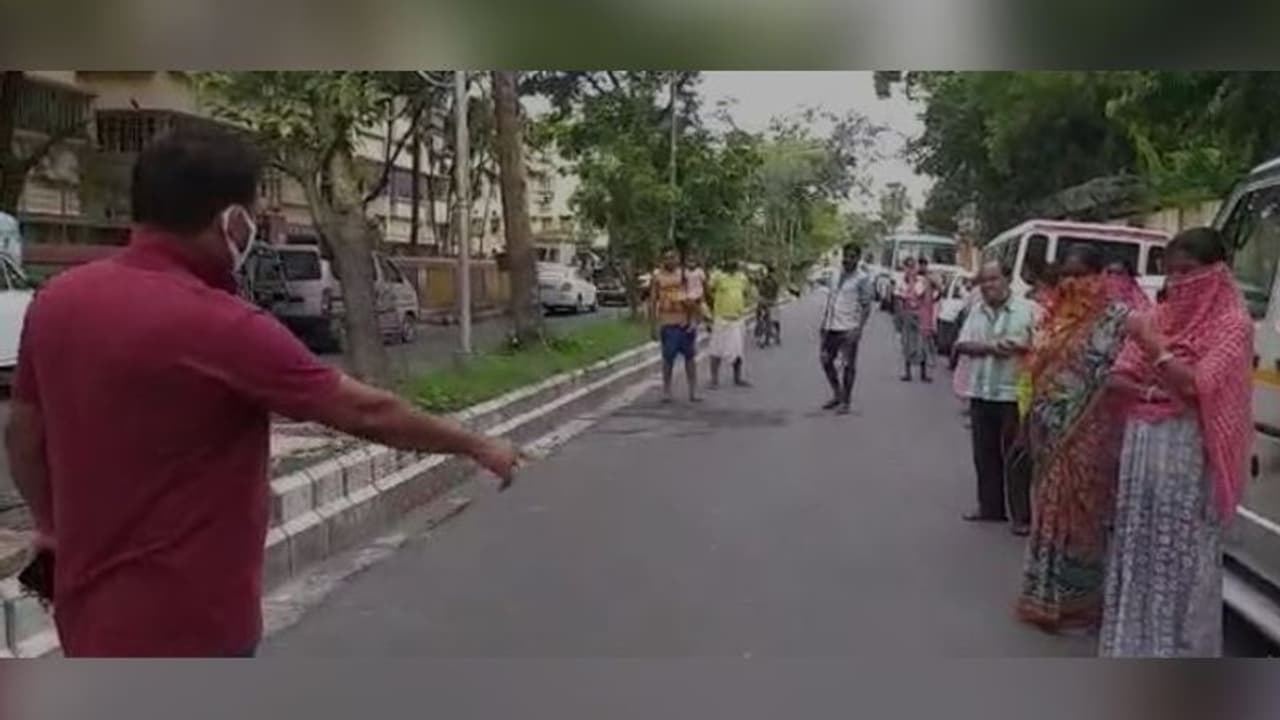 প্রাতঃভ্রমণে বেরিয়ে রাস্তায় তাজা বোমা, ক্ষোভে ফেটে পড়ল সল্টলেকবাসী