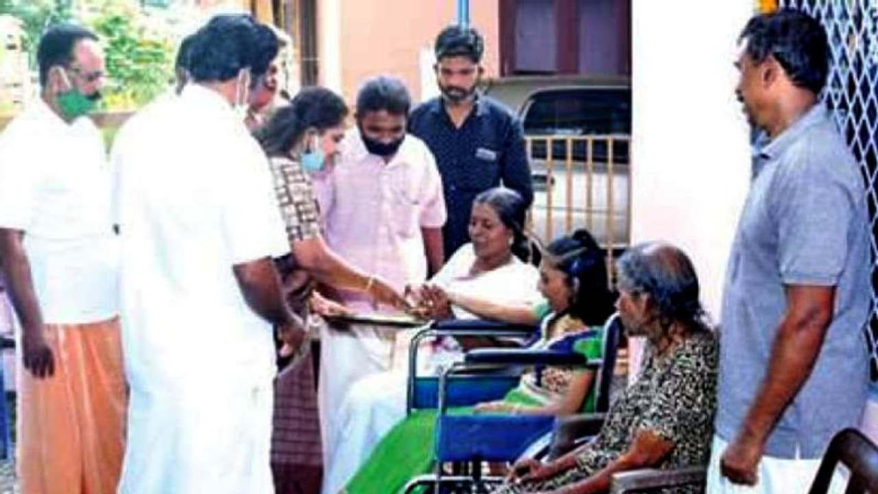 1981ലെ സഹപാഠികള് ഒത്തുചേര്ന്നു; വാട്സ്ആപ്പ് കൂട്ടായ്മയിലൂടെ ലേഖയ്ക്ക് വീട് 1981ലെ സഹപാഠികള് ഒത്തുചേര്ന്നു; വാട്സ്ആപ്പ് കൂട്ടായ്മയിലൂടെ ലേഖയ്ക്ക് വീട്