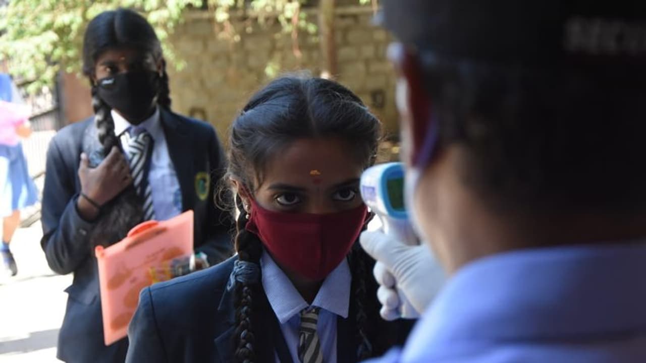 എസ്എസ്എൽസി, പ്ലസ്ടു പരീക്ഷകൾ ഇത്തവണ വിഷമകരമാകില്ല: ചോദ്യങ്ങൾ തിരഞ്ഞെടുത്ത് എഴുതാൻ അവസരം എസ്എസ്എൽസി, പ്ലസ്ടു പരീക്ഷകൾ ഇത്തവണ വിഷമകരമാകില്ല: ചോദ്യങ്ങൾ തിരഞ്ഞെടുത്ത് എഴുതാൻ അവസരം