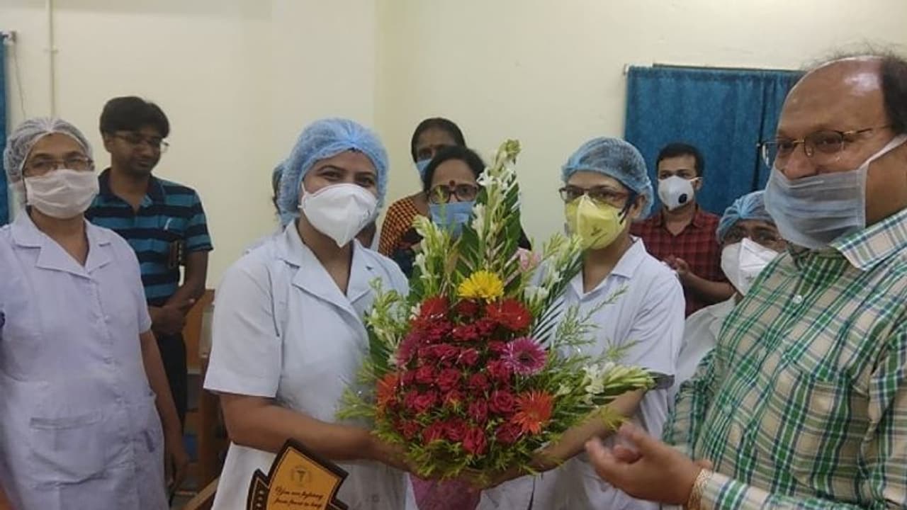 হোম কোরায়েন্টাইনে ধরাশায়ী করোনা, সুস্থ হয়ে ফের কাজে যোগ দিলেন নার্স হোম কোরায়েন্টাইনে ধরাশায়ী করোনা, সুস্থ হয়ে ফের কাজে যোগ দিলেন নার্স