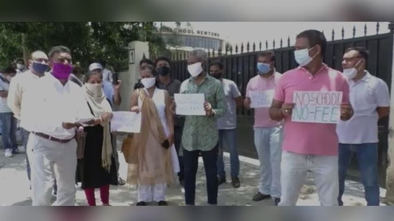 স্কুল বন্ধেও ফি চেয়ে পাঠানোয় প্রতিবাদ, ক্ষোভ উগরে দিলেন নিউটাউন ডিপিএস র অভিভাবকরা