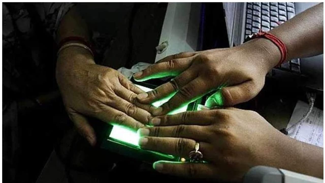 റേഷന് മസ്റ്ററിംഗ് നിർത്തിവച്ചു,സാങ്കേതികതകരാർ പൂർണ്ണമായും പരിഹരിച്ച ശേഷം മാത്രം വീണ്ടും തുടങ്ങുമെന്ന് മന്ത്രി റേഷന് മസ്റ്ററിംഗ് നിർത്തിവച്ചു,സാങ്കേതികതകരാർ പൂർണ്ണമായും പരിഹരിച്ച ശേഷം മാത്രം വീണ്ടും തുടങ്ങുമെന്ന് മന്ത്രി