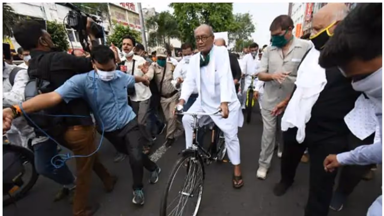 ഇന്ധന വിലവര്ധനക്കെതിരെ പ്രതിഷേധിച്ച ദിഗ് വിജയ് സിംഗിനെതിരെ കേസ് ഇന്ധന വിലവര്ധനക്കെതിരെ പ്രതിഷേധിച്ച ദിഗ് വിജയ് സിംഗിനെതിരെ കേസ്