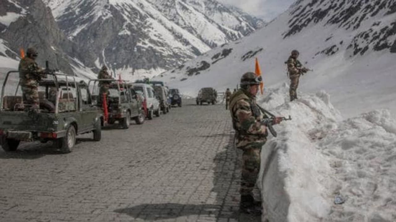 शहादत का बदला : चीन हुआ मजबूर, उसके सैनिक गलवान घाटी में झड़प वाली जगह से 1 किमी. पीछे हटे शहादत का बदला : चीन हुआ मजबूर, उसके सैनिक गलवान घाटी में झड़प वाली जगह से 1 किमी. पीछे हटे