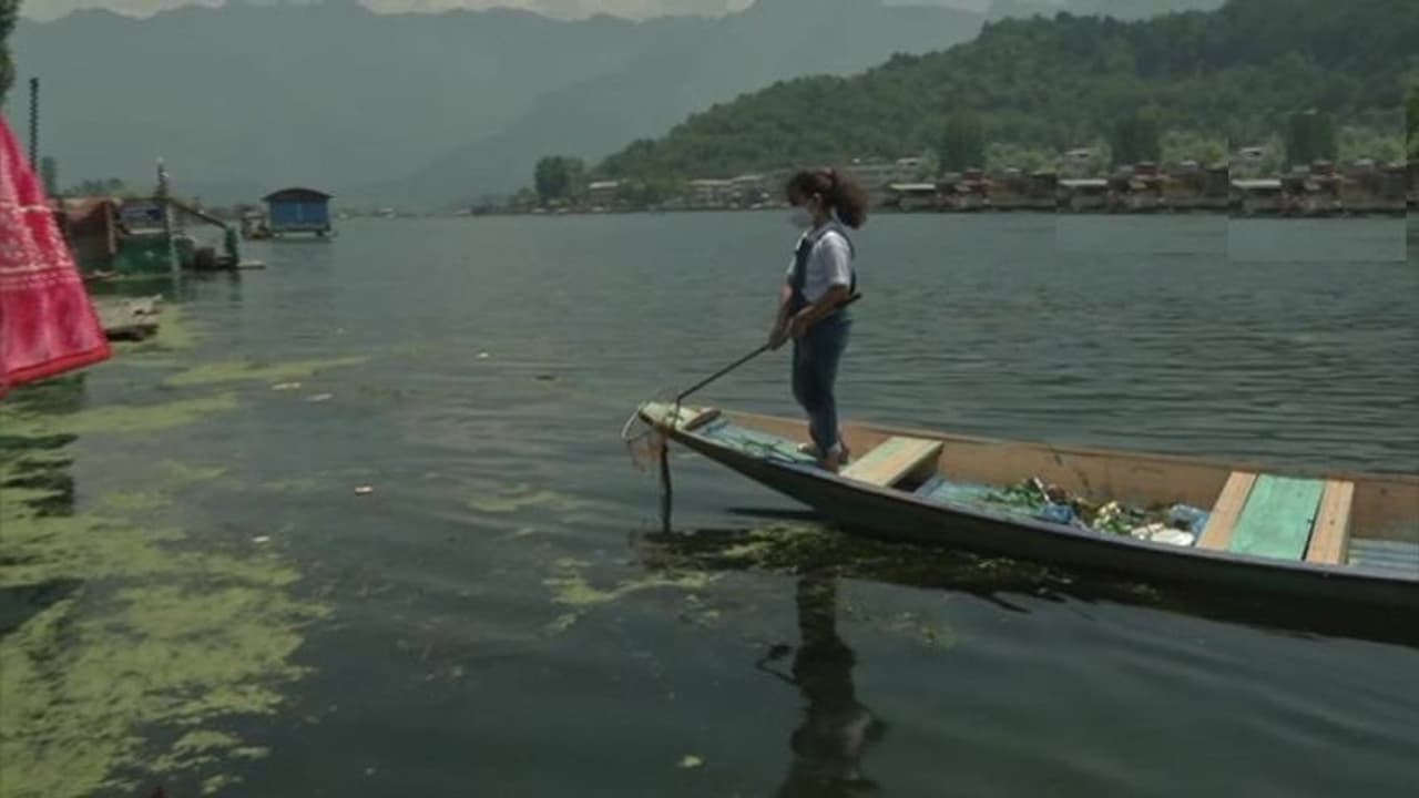 ಹೈದರಾಬಾದ್ ಪಠ್ಯ ಪುಸ್ತಕ ಸೇರಿದ ದಾಲ್ ಸರೋವರ ಶುಚಿ ಮಾಡಿದ ಬಾಲಕಿ! ಹೈದರಾಬಾದ್ ಪಠ್ಯ ಪುಸ್ತಕ ಸೇರಿದ ದಾಲ್ ಸರೋವರ ಶುಚಿ ಮಾಡಿದ ಬಾಲಕಿ!