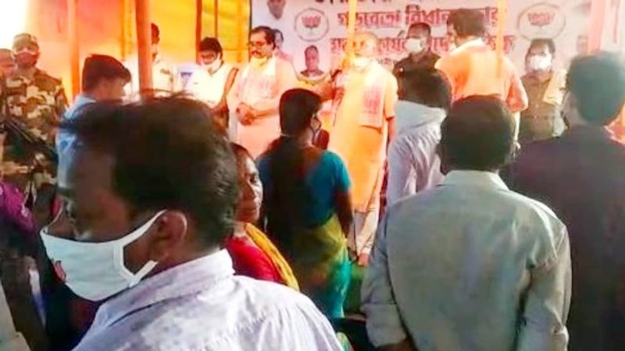 সম্পর্ক অভিযানে বিচ্ছেদের রেখা, দিলীপ ঘোষের সভাস্থলেই হাতাহাতি কর্মীদের সম্পর্ক অভিযানে বিচ্ছেদের রেখা, দিলীপ ঘোষের সভাস্থলেই হাতাহাতি কর্মীদের