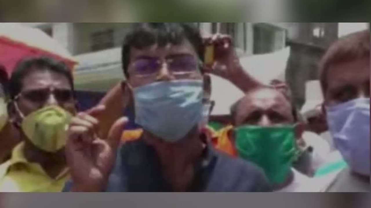 ফি নিয়ে বড়সড় বিক্ষোভে ইস্ট পয়েন্টের স্কুলের অভিভাবকেরা, উত্তেজনা সামাল দিতে ছুটল পুলিশ