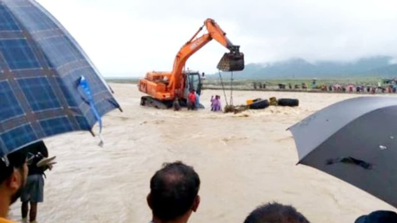 নদীর জলোচ্ছ্বাসে উল্টে গেল জেসিবি মেশিন,কী হল চালকের নদীর জলোচ্ছ্বাসে উল্টে গেল জেসিবি মেশিন,কী হল চালকের