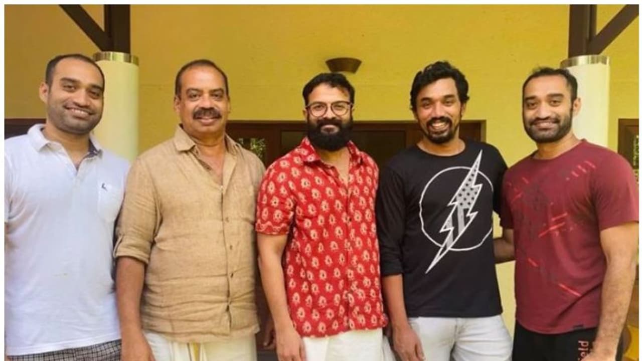 ജയസൂര്യക്കൊപ്പം നാല് സംവിധായകര്, പുതിയ സിനിമയാണോയെന്ന് ആരാധകര് ജയസൂര്യക്കൊപ്പം നാല് സംവിധായകര്, പുതിയ സിനിമയാണോയെന്ന് ആരാധകര്