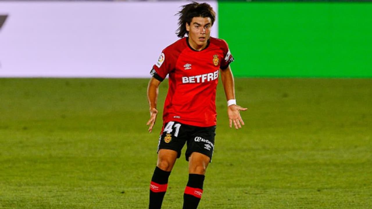 অভিষেকেই ৮০ বছর আগের রেকর্ড ভেঙে দিলেন 'মেক্সিকান মেসি' অভিষেকেই ৮০ বছর আগের রেকর্ড ভেঙে দিলেন 'মেক্সিকান মেসি'