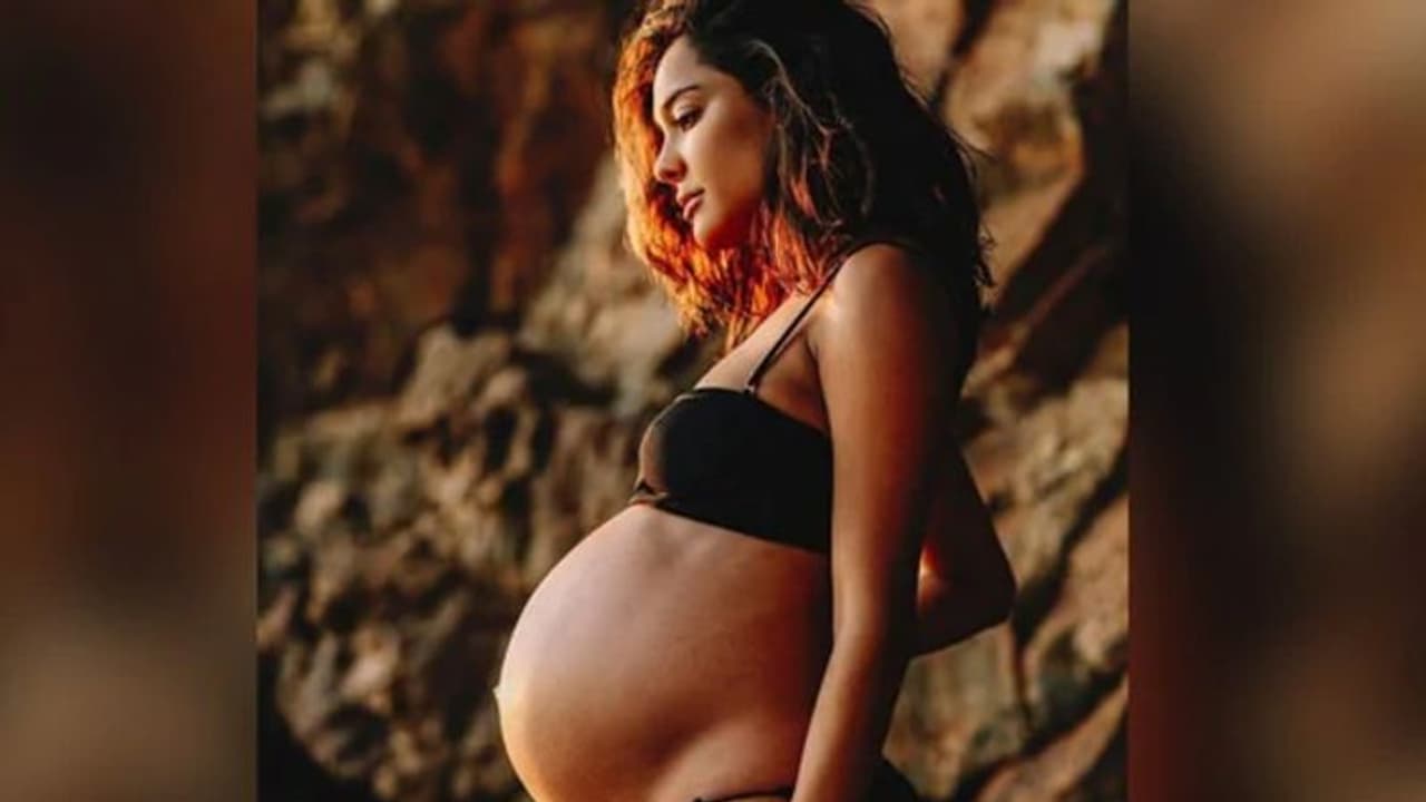 'വി ദ വുമണ്'; വീണ്ടും ഗര്ഭകാല ചിത്രം പങ്കുവച്ച് ബോളിവുഡ് താരം... 'വി ദ വുമണ്'; വീണ്ടും ഗര്ഭകാല ചിത്രം പങ്കുവച്ച് ബോളിവുഡ് താരം...