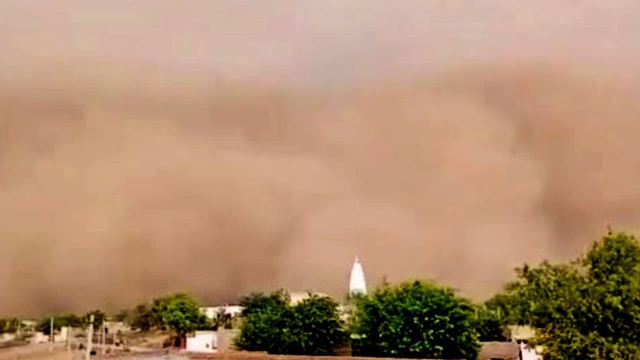 কালো আকাশে ধেয়ে এল কমলা রঙের বিশাল মেঘ, কী ঘটল রাজস্থানের এই মরু শহরে, দেখুন ভিডিও কালো আকাশে ধেয়ে এল কমলা রঙের বিশাল মেঘ, কী ঘটল রাজস্থানের এই মরু শহরে, দেখুন ভিডিও