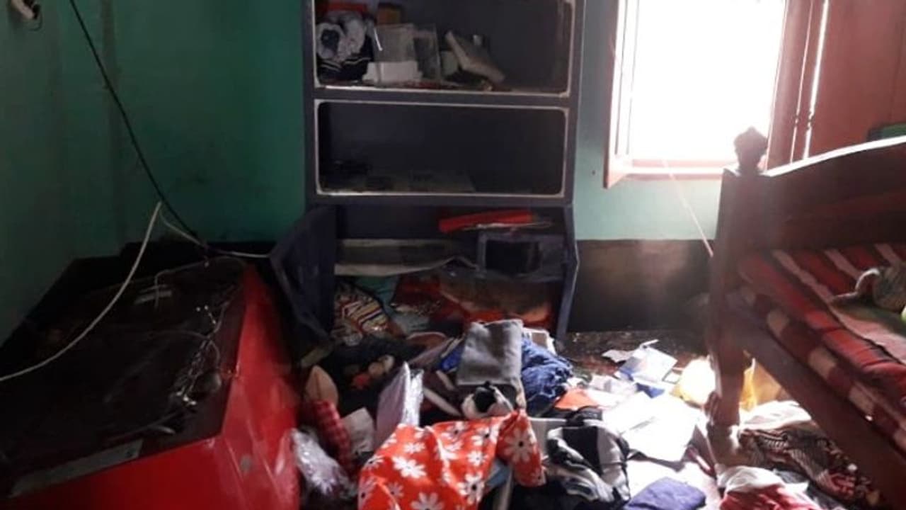 বাগনানকাণ্ডে মৃতার দেহ নিয়ে বিক্ষোভ স্থানীয়দের, ভাঙচুর চলল অভিযুক্তের বাড়িতে বাগনানকাণ্ডে মৃতার দেহ নিয়ে বিক্ষোভ স্থানীয়দের, ভাঙচুর চলল অভিযুক্তের বাড়িতে