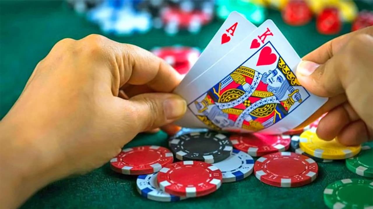 गरुड़ पुराण: लाइफ में सुख शांति चाहते हैं तो ये 3 काम कभी भूलकर भी न करें