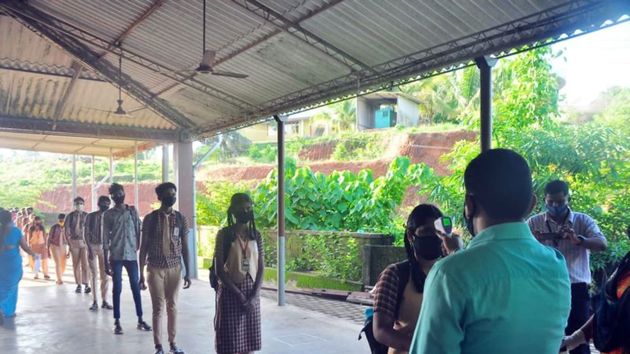 ಉಡುಪಿಯಲ್ಲಿ SSLC ಪರೀಕ್ಷೆಗೆ ಕೊರೋನಾ ಸೋಂಕಿತೆ ಸೇರಿ 109 ಮಂದಿ ಗೈರು ಉಡುಪಿಯಲ್ಲಿ SSLC ಪರೀಕ್ಷೆಗೆ ಕೊರೋನಾ ಸೋಂಕಿತೆ ಸೇರಿ 109 ಮಂದಿ ಗೈರು