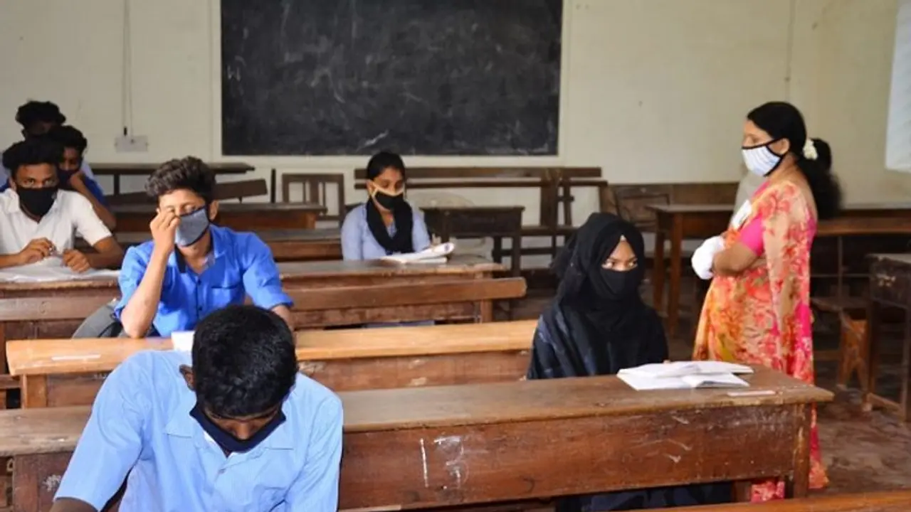 3 ಪರೀಕ್ಷೆ ಬರೆದು, ನಾಲ್ಕನೇ ಪರೀಕ್ಷೆ ತಯಾರಿಯಲ್ಲಿದ್ದ SSLC ವಿದ್ಯಾರ್ಥಿನಿಗೆ ಕೊರೋನಾ..! 3 ಪರೀಕ್ಷೆ ಬರೆದು, ನಾಲ್ಕನೇ ಪರೀಕ್ಷೆ ತಯಾರಿಯಲ್ಲಿದ್ದ SSLC ವಿದ್ಯಾರ್ಥಿನಿಗೆ ಕೊರೋನಾ..!