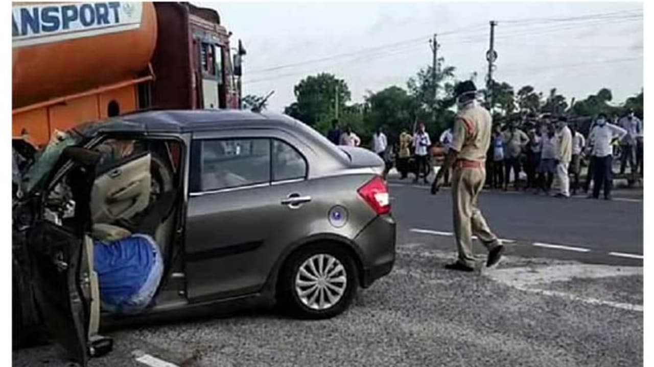 సూర్యాపేట జిల్లాలో రోడ్డు ప్రమాదం: ముగ్గురు మృతి సూర్యాపేట జిల్లాలో రోడ్డు ప్రమాదం: ముగ్గురు మృతి