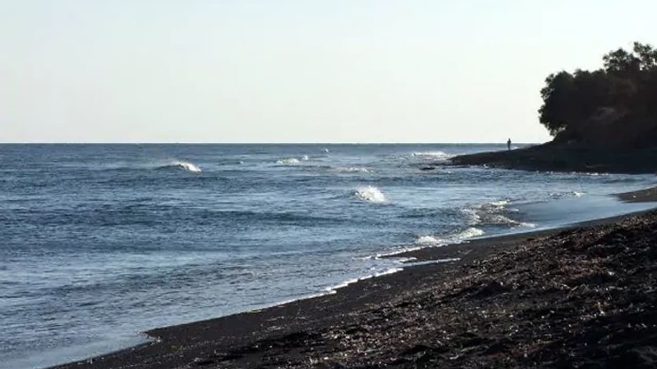 സൂററ്റിലെ ഡ്യൂമസ് ബീച്ചിൽ രാത്രികാലങ്ങളിൽ ആളുകൾ പോകാൻ ഭയക്കുന്നതെന്ത് ?