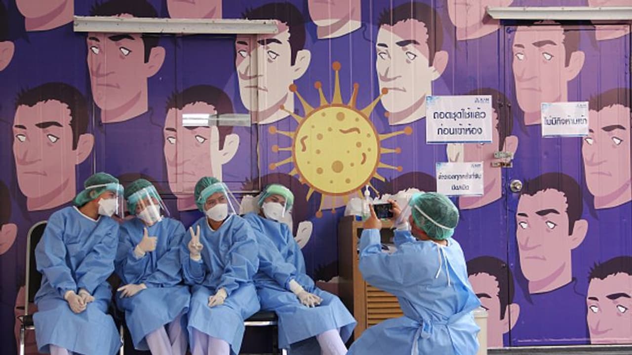 అమీర్ పేట ఎమ్మార్వోకు కరోనా పాజిటివ్: కార్యాలయ సిబ్బంది క్వారంటైన్ అమీర్ పేట ఎమ్మార్వోకు కరోనా పాజిటివ్: కార్యాలయ సిబ్బంది క్వారంటైన్