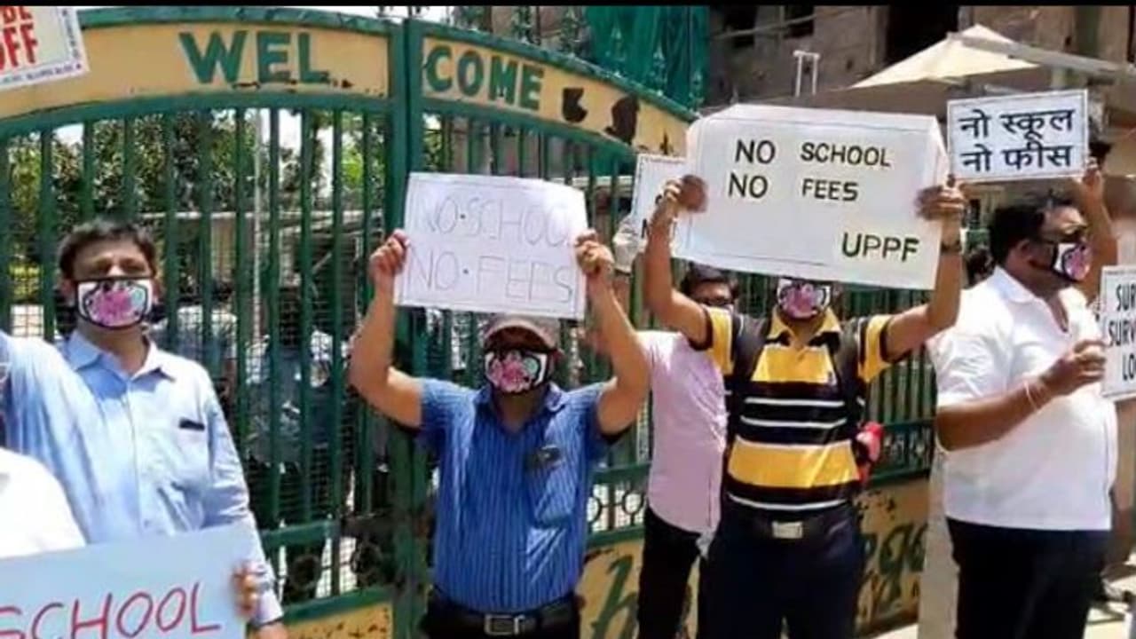 'অনলাইনে বাচ্চারা পড়াশোনা করতে পারছে না', 'নো স্কুল নো ফি' র দাবিতে বিক্ষোভ ডিপিএসে 'অনলাইনে বাচ্চারা পড়াশোনা করতে পারছে না', 'নো স্কুল নো ফি' র দাবিতে বিক্ষোভ ডিপিএসে