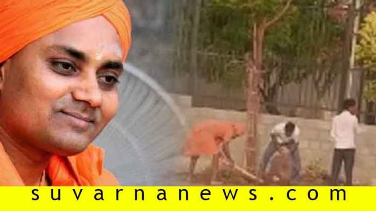 ಅಂದು ಶೌಚಾಲಯ ತೊಳೆದಿದ್ದ ಕೈಗಳಲ್ಲಿ ಇಂದು ಗುದ್ದಲಿ: ಕಾಯಕವೇ ಕೈಲಾಸ ಎಂದ ಗವಿಮಠ ಶ್ರೀಗಳು..! ಅಂದು ಶೌಚಾಲಯ ತೊಳೆದಿದ್ದ ಕೈಗಳಲ್ಲಿ ಇಂದು ಗುದ್ದಲಿ: ಕಾಯಕವೇ ಕೈಲಾಸ ಎಂದ ಗವಿಮಠ ಶ್ರೀಗಳು..!