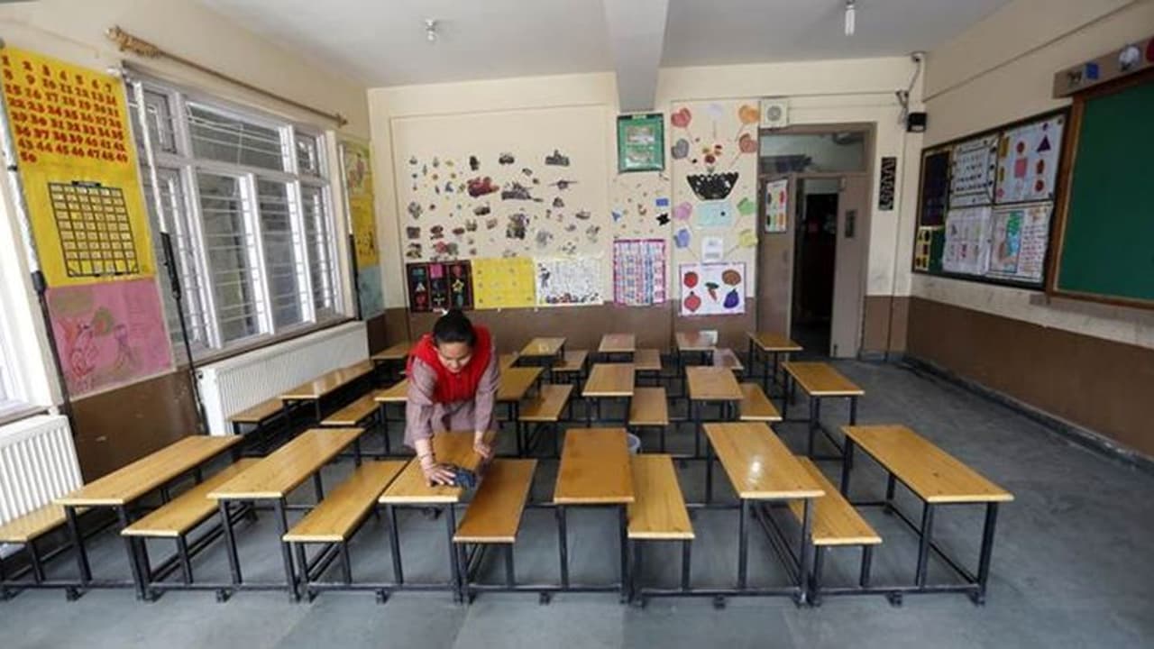 করোনা পরবর্তী বিশ্বে শৈশব হারিয়ে যাবে বলেই আশঙ্কা, স্কুলের পাঠ চুকিয়ে দেবে ১ কোটি পড়ুয়া করোনা পরবর্তী বিশ্বে শৈশব হারিয়ে যাবে বলেই আশঙ্কা, স্কুলের পাঠ চুকিয়ে দেবে ১ কোটি পড়ুয়া