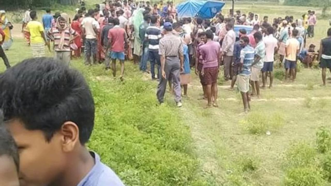 ট্রাক্টরের ফলায় ছিন্নভিন্ন দেহ, চাষের জমিতে মর্মান্তিক মৃত্যু কৃষকের ট্রাক্টরের ফলায় ছিন্নভিন্ন দেহ, চাষের জমিতে মর্মান্তিক মৃত্যু কৃষকের