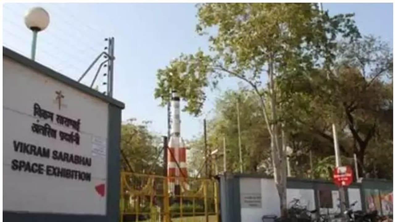 വിക്രം സാരാഭായി സ്പേസ് സെന്ററിലെ ജീവനക്കാരന് കൊവിഡ്, 12 ജീവനക്കാര് നിരീക്ഷണത്തിൽ വിക്രം സാരാഭായി സ്പേസ് സെന്ററിലെ ജീവനക്കാരന് കൊവിഡ്, 12 ജീവനക്കാര് നിരീക്ഷണത്തിൽ