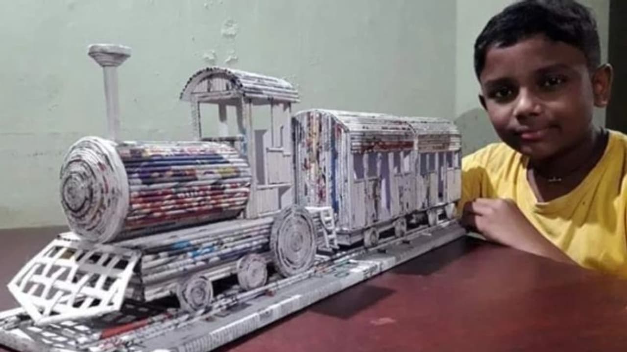 33 ന്യൂസ് പേപ്പറുകൾ, മൂന്ന് ദിവസം; തീവണ്ടിയുടെ മാതൃകയുമായി പന്ത്രണ്ടുകാരൻ, പ്രശംസിച്ച് റെയിൽവേ