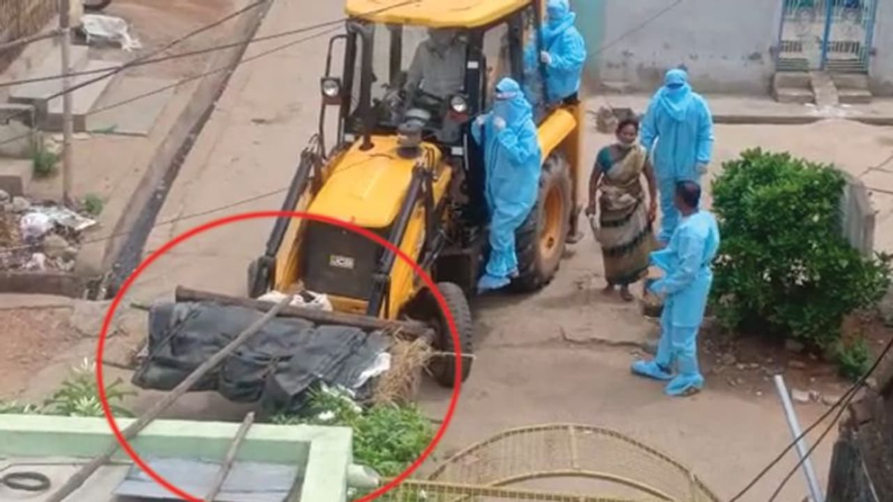 మృతదేహానికి కరోనా పాజిటివ్.. వదిలేసిన బంధువులు, జేసీబీలో...