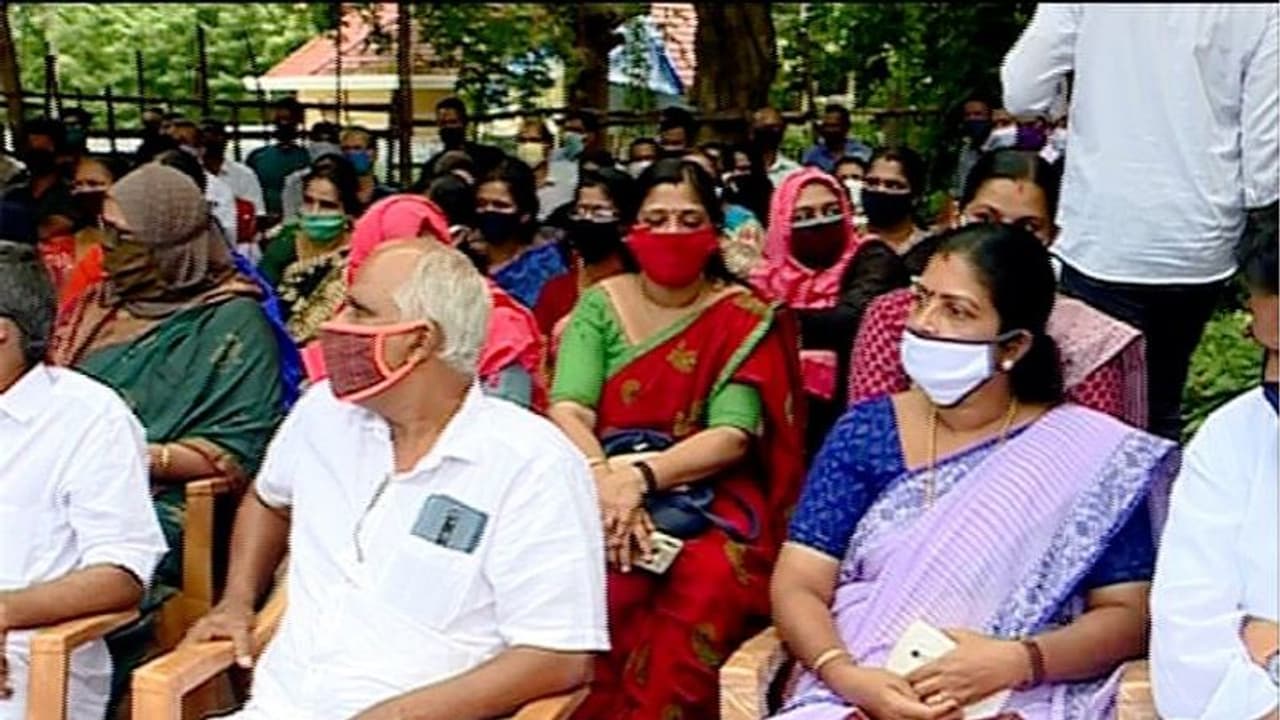 തിക്കോടിയില് അതിവേഗ റെയില് ജനവാസ മേഖലയിലൂടെ; പ്രതിഷേധം ശക്തമാകുന്നു തിക്കോടിയില് അതിവേഗ റെയില് ജനവാസ മേഖലയിലൂടെ; പ്രതിഷേധം ശക്തമാകുന്നു