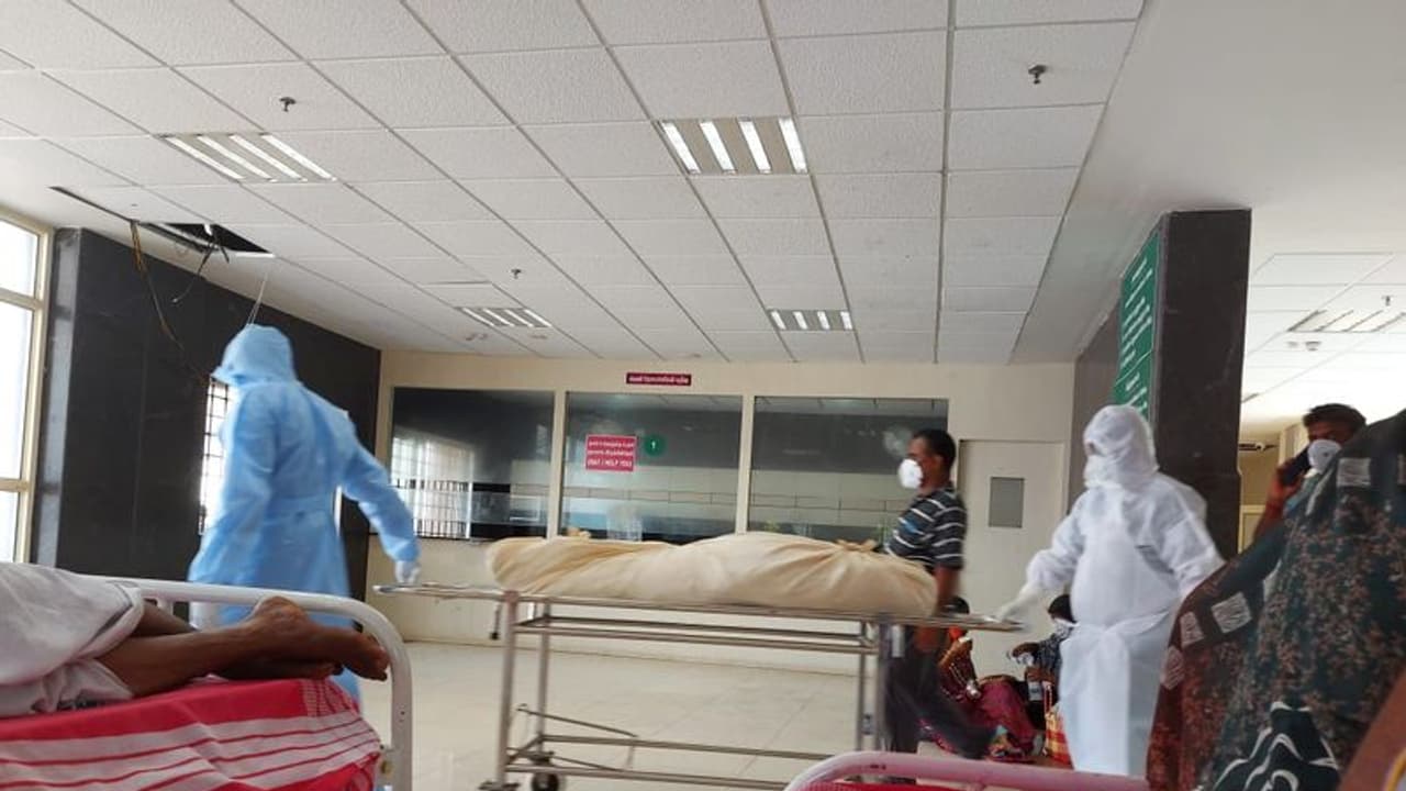 மதுரை கொரோனா சிகிச்சை அறையில் இறந்தவர்கள் உடல்கள். அச்சத்தில் கொரோனா நோயாளிகள். !