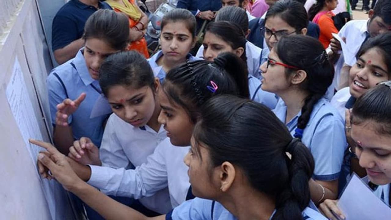 उत्तर प्रदेश माध्यमिक शिक्षा परिषद यानी यूपी बोर्ड की हाईस्कूल व इंटरमीडिएट की 2020 की परीक्षा में करीब 56,11,072 विद्यार्थी पंजीकृत थे लेकिन, इसमें से 480591 ने परीक्षा छोड़ दी थी। ऐसे में 51,30,481 परीक्षार्थियों का ही रिजल्ट घोषित किया जाएगा। कोरोना महामारी के बीच यूपी बोर्ड ने संक्रमण से बचाव के सभी जरूरी उपायों के साथ कापियों का मूल्यांकन कराकर रिजल्ट तैयार कराया। हाईस्कूल में 30,24,632 पंजीकृत परीक्षार्थियों में 16,62,334 छात्र व 13,62,298 छात्राएं पंजीकृत हैं। वहीं इंटर में 25,86,440 पंजीकृत परीक्षार्थियों में 14,64,604 छात्र व 11,21,836 छात्राएं पंजीकृत हैं।