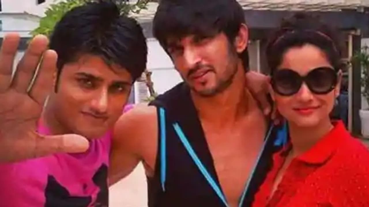 সুশান্তের ব্যাগ থেকে আধার কার্ড বের করেছিলেন এই ব্যক্তি, নয়া মোড় রহস্য মৃত্যুতে সুশান্তের ব্যাগ থেকে আধার কার্ড বের করেছিলেন এই ব্যক্তি, নয়া মোড় রহস্য মৃত্যুতে