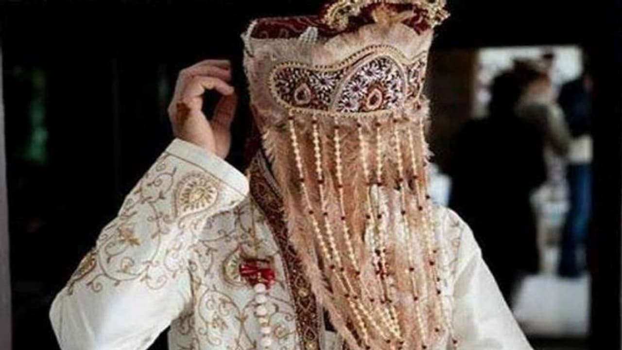 করোনার লক্ষণ নিয়েই বিয়ের পিঁড়িতে বসে মৃত্যু ডেকে আনল বর, অনুষ্ঠানে এসে আক্রান্ত হলেন শতাধিক করোনার লক্ষণ নিয়েই বিয়ের পিঁড়িতে বসে মৃত্যু ডেকে আনল বর, অনুষ্ঠানে এসে আক্রান্ত হলেন শতাধিক