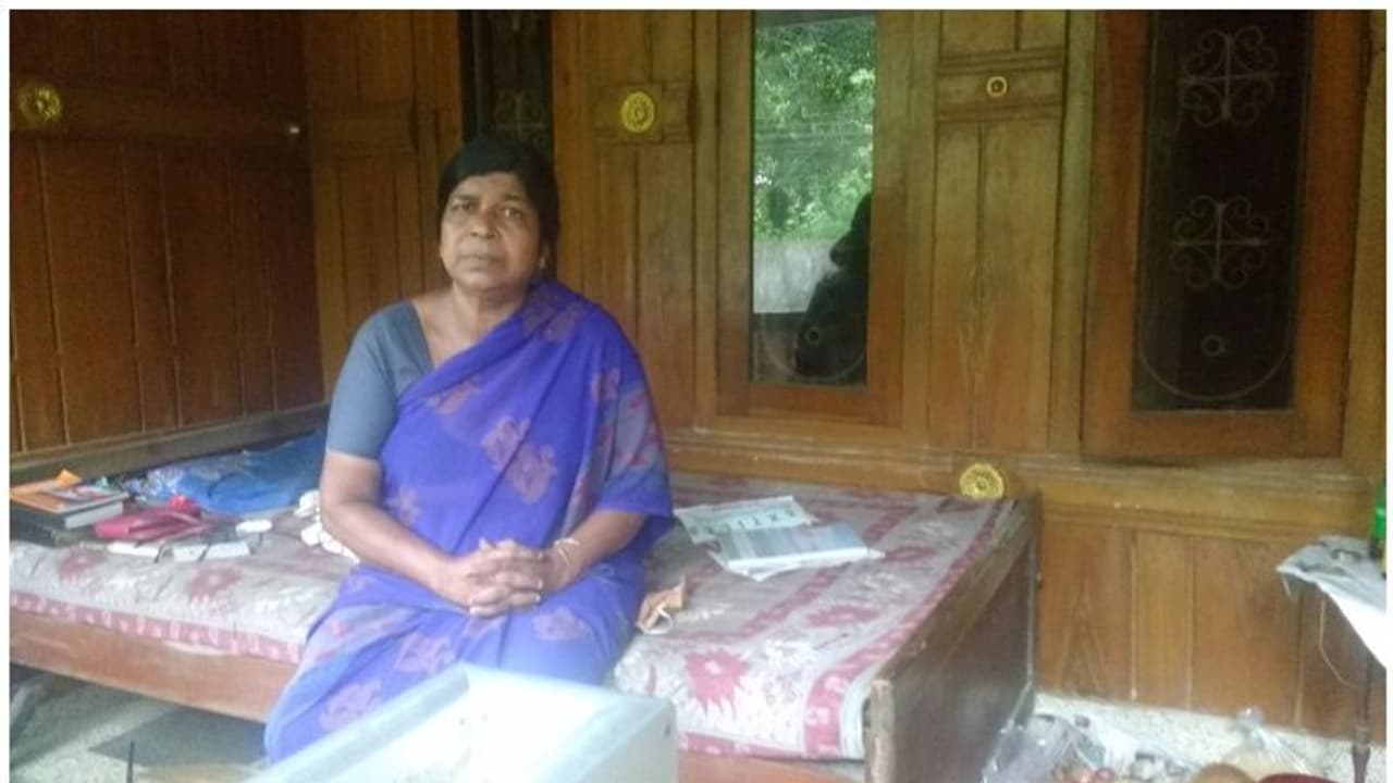 പ്ലസ് ടു അധ്യാപകനായ മകന് വീട് പൂട്ടി പോയി; വീട്ടുവരാന്തയില് ജീവിതം തള്ളിനീക്കി അമ്മ പ്ലസ് ടു അധ്യാപകനായ മകന് വീട് പൂട്ടി പോയി; വീട്ടുവരാന്തയില് ജീവിതം തള്ളിനീക്കി അമ്മ