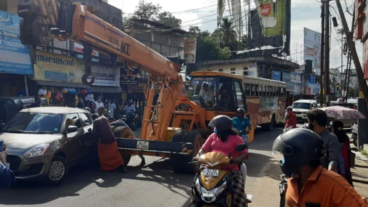 ক্রেনটা গাড়ির সামনে এসে পিষে দেওয়ার চেষ্টা করে, বিস্ফোরক অভিযোগ বিজেপি নেতার ক্রেনটা গাড়ির সামনে এসে পিষে দেওয়ার চেষ্টা করে, বিস্ফোরক অভিযোগ বিজেপি নেতার