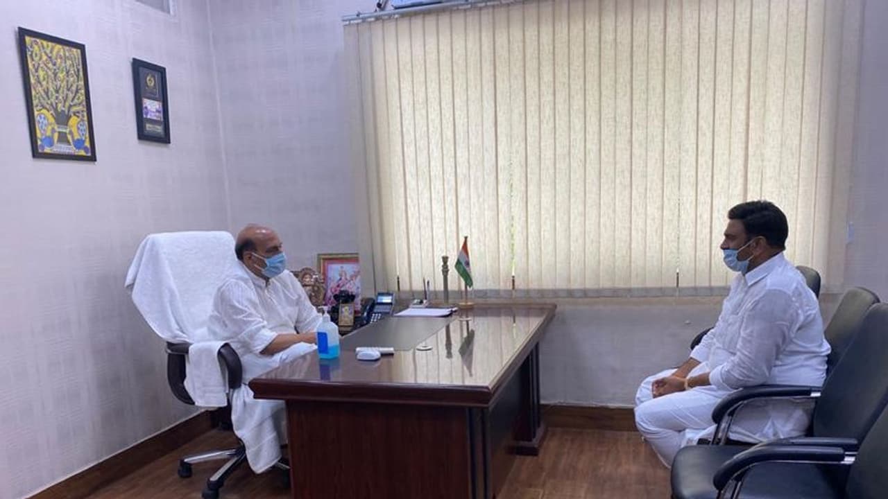 జగన్ మీద పోరు: కేంద్ర మంత్రులతో రఘురామ కృష్ణమ రాజు భేటీలు జగన్ మీద పోరు: కేంద్ర మంత్రులతో రఘురామ కృష్ణమ రాజు భేటీలు