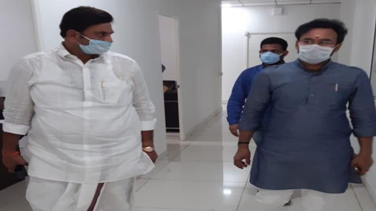 విజయసాయి టార్గెట్ గా వ్యాఖ్యలు: వెనక్కి తగ్గని రఘురామకృష్ణమ రాజు