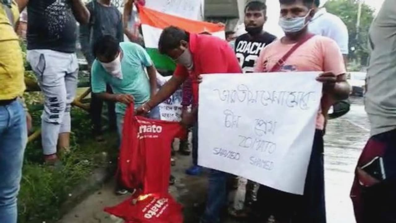 জোম্যাটোতে চিনা কোম্পানির শেয়ার, জার্সি পুড়িয়ে কাজ ছাড়ল ৬৫ জন জোম্যাটোতে চিনা কোম্পানির শেয়ার, জার্সি পুড়িয়ে কাজ ছাড়ল ৬৫ জন