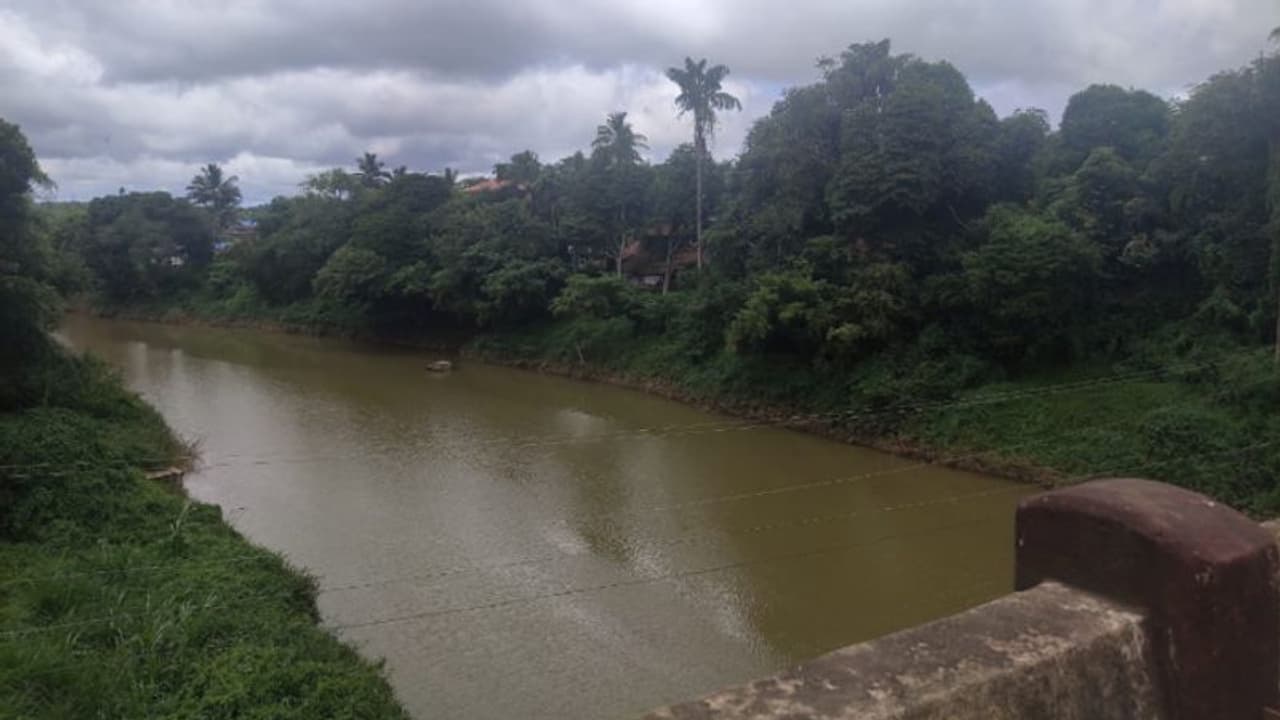 കബനി നദിയില് സര്ക്കാര്വക മണല്ക്കടത്തെന്ന് ആരോപണം; നടപടികള് പാലിച്ച് ചെളി കോരിമാറ്റുകയാണെന്ന് പഞ്ചായത്ത് കബനി നദിയില് സര്ക്കാര്വക മണല്ക്കടത്തെന്ന് ആരോപണം; നടപടികള് പാലിച്ച് ചെളി കോരിമാറ്റുകയാണെന്ന് പഞ്ചായത്ത്