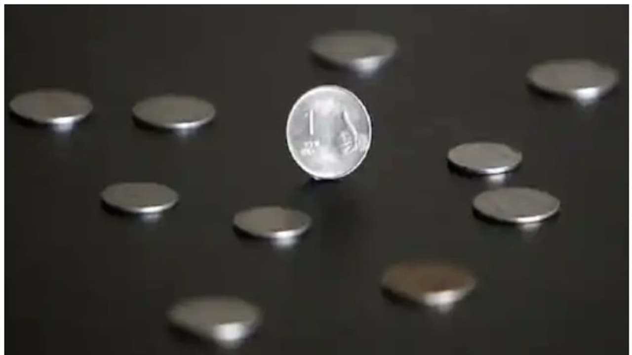 ലോൺ കുടിശ്ശിക വെറും 3.46 രൂപ! തുക അടക്കാൻ ബാങ്കിലേക്ക് കർഷകൻ നടന്നത് പതിനഞ്ച് കിലോമീറ്റർ! ലോൺ കുടിശ്ശിക വെറും 3.46 രൂപ! തുക അടക്കാൻ ബാങ്കിലേക്ക് കർഷകൻ നടന്നത് പതിനഞ്ച് കിലോമീറ്റർ!